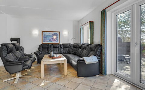 Oneida - 800M from the Sea: Meubles, Design Intérieur, Sol, Sol, Plafond, Canapé, Pièce, Domicile, Salon, Appartement