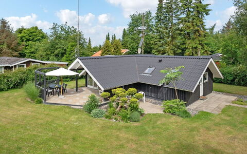Nadezda - 450M from the Sea: Toit, Maison, Domicile, Zone Résidentielle, Chalet, Couverture De Sol, Pelouse, Jardin, Biens, Siding