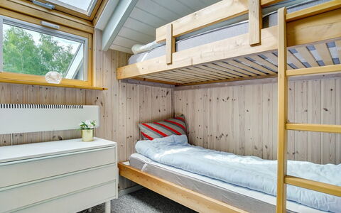 Nadezda - 450M from the Sea: Bois, Design Intérieur, Plafond, Chambre, Sol, Sol, Lit, Tache De Bois, Lit Superposé, Dortoir