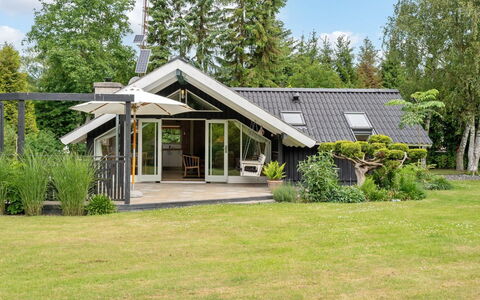 Nadezda - 450M from the Sea: Toit, Domicile, Chalet, Biens, Jardin, Ombre, Ferme, Batiments Jardin, Pelouse, Siding