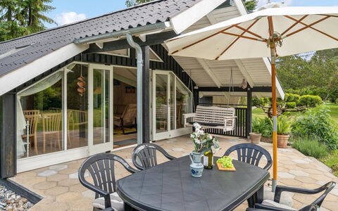 Nadezda - 450M from the Sea: Toit, Domicile, Chalet, Ombre, Porche, Biens, Store, Chaise, Jardin, Cour
