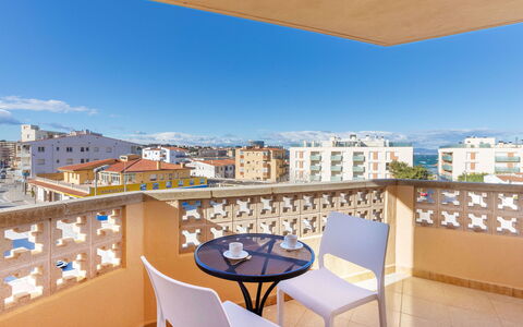 Policar: Ciel, Propriété, Jour, Meubles, Bâtiment, Bleu Azur, Chaise, Éclairage, Table, Architecture