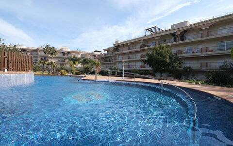 Golden Beach: L'Eau, Ciel, Bâtiment, Nuage, Plante, Bleu Azur, Piscine, Arbre, Maison, Fenêtre
