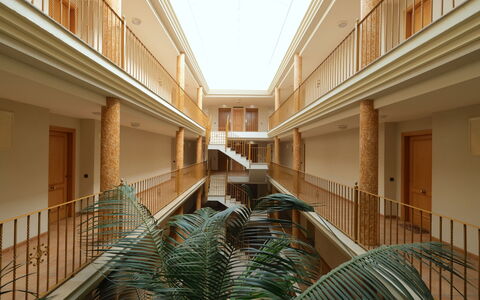 Golden Beach: Plante, Bâtiment, Propriété, Design Intérieur, Plante D'Appartement, Immobilier, Façade, Escaliers, Arbre, Plafond