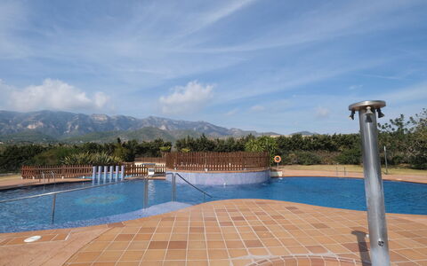 Golden Beach: L'Eau, Ciel, Nuage, Propriété, Piscine, Bâtiment, Plante, Bleu Azur, Mobilier De Jardin, Arbre