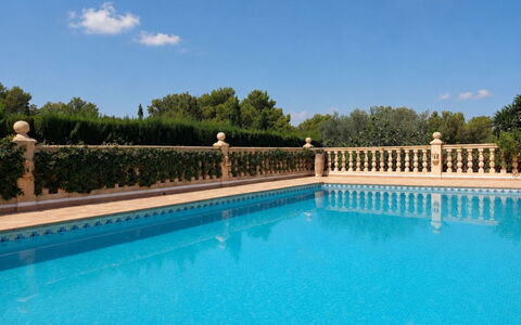 Villa Lantana: Bleu, L'Eau, Piscine, Loisir, Composite, Caractéristique De L'Eau, Recours, Ville Resort, Thermes, Balustre