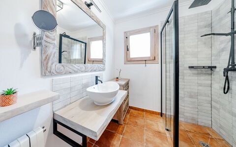 Villa Lantana: Sol, Luminaire Plomberie, Sol, Design Intérieur, Robinet, Évier, Plomberie, Salle De Bains, Pièce, Lavabo
