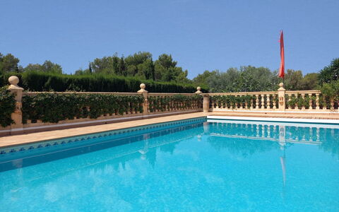 Villa Lantana: L'Eau, Plante, Ciel, Propriété, Piscine, Bleu Azur, La Nature, Arbre, Loisir, Composite