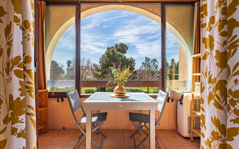 Les Iles du Soleil: Meubles, Appartement, Domicile, Balcon, Tache De Bois, Ombre, Chaise, Eco Hôtel, Mobilier De Jardin, Plante D'Appartement