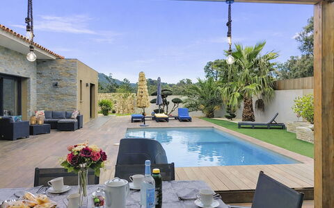 Villa les Lieges: Piscine, Recours, Mobilier De Jardin, Biens, Eco Hôtel, Villa, Loisir, Hacienda, Ombre, Aménagement Paysager