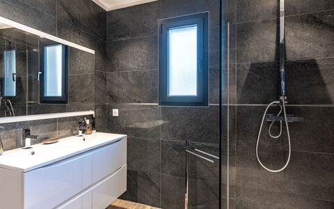 Villa les Lieges: Robinet, Miroir, Luminaire Plomberie, Propriété, Évier, Tete De Douche, Bâtiment, Armoire De Toilette, Salle De Bains, Éclairage