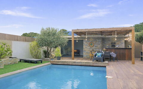 Villa les Lieges: Piscine, Recours, Composite, Ombre, Meubles, Jardin, Mobilier De Jardin, Arrière-Cour, Eco Hôtel, Caractéristique De L'Eau