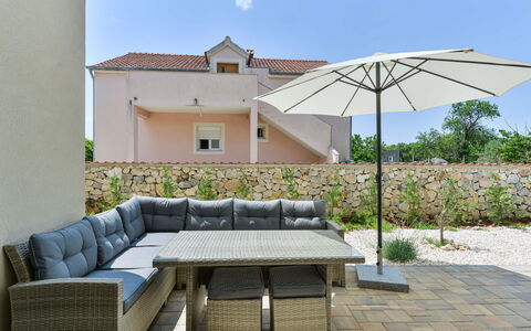 Sunset: Plante, Meubles, Propriété, Canapé, Ciel, Bâtiment, Ombre, Table, Mobilier De Jardin, Design Intérieur