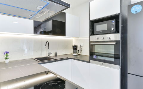 Sunset: Comptoir, Cabinetry, Robinet, Propriété, Évier, Evier, Meubles, Cuisine, Cuisinière, Luminaire Plomberie