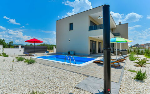 Sunset: Nuage, Ciel, Plante, Bâtiment, Bleu Azur, Ombre, Lot Terre, Fenêtre, Mobilier De Jardin, Design Urbain