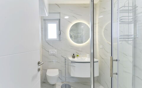 Sunset: Miroir, Luminaire Plomberie, Robinet, Bâtiment, Toilette, Évier, Salle De Bains, Siège De Toilette, Design Intérieur, Lavabo