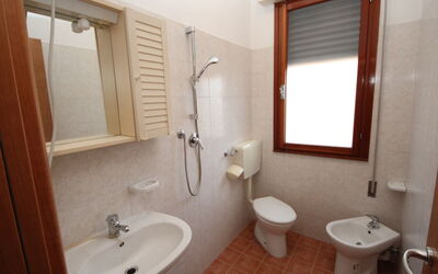 Casa Marina 625.2: Miroir, Évier, Luminaire Plomberie, Robinet, Propriété, Lavabo, Bâtiment, Salle De Bains, Violet