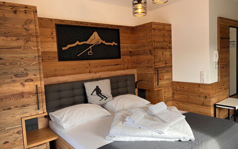 Rehkitz: Propriété, Meubles, Confort, Bois, Cadre De Lit, Design Intérieur, Bâtiment, Sol, Sol, Mur