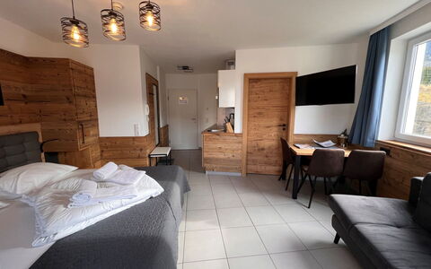 Rehkitz: Meubles, Propriété, Table, Bâtiment, Confort, Fenêtre, Design Intérieur, Éclairage, Sol, Bois
