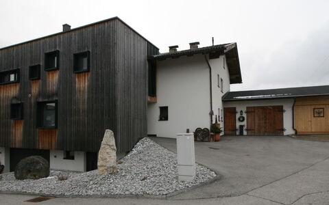 Lisa: Ciel, Plante, Asphalte, Fenêtre, Lot Terre, Bâtiment, Zone Résidentielle, Nuage, Immobilier, Paysage
