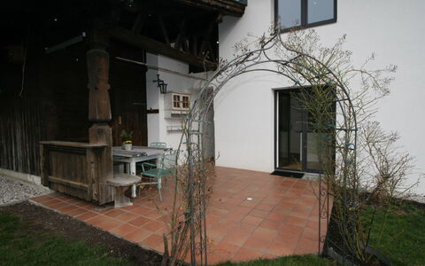 Lisa: Propriété, Fenêtre, Plante, Bâtiment, Maison, Table, Porte, Bois, Porche, Herbe