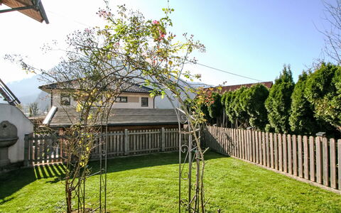 Lisa: Ciel, Plante, Propriété, La Nature, Feuille, Bâtiment, Ombre, Végétation, Lumière Du Soleil, Lot Terre