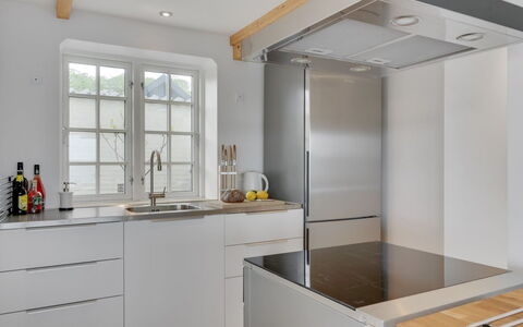 Elsabeth - 20M from the Sea: Cuisine, Comptoir, Sol, Appareil De Cuisine, Cabinetry, Design Intérieur, Bois, Meubles, Sol, Électroménager