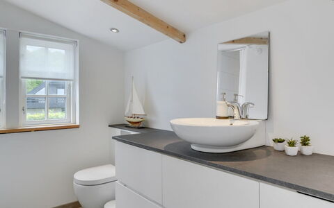 Elsabeth - 20M from the Sea: Salle De Bains, Luminaire Plomberie, Lavabo, Évier, Design Intérieur, Sol, Armoire De Toilette, Robinet, Sol, Plomberie