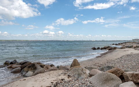 Elsabeth - 20M from the Sea: Ciel, Bleu, L'Eau, Ressources En Eau, Roche, Plan D'Eau, Jour, Horizon, Plage, Environnement Naturel