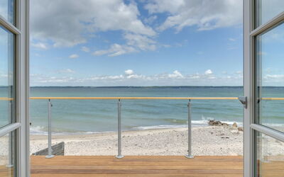 Elsabeth - 20M from the Sea