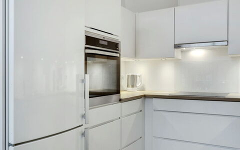 Pekka - 50M from the Sea: Cuisine, Bois, Appareil De Cuisine, Sol, Design Intérieur, Cabinetry, Comptoir, Principaux Appliance, Sol, Éclairage