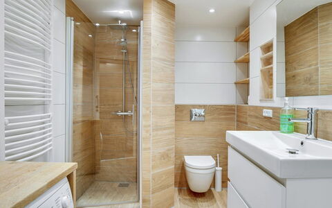 Pekka - 50M from the Sea: Sol, Salle De Bains, Mur, Luminaire Plomberie, Sol, Design Intérieur, Bois, Évier, Armoire De Toilette, Lavabo