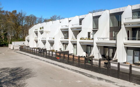 Pekka - 50M from the Sea: Balcon, Escaliers, Architecture Brutaliste