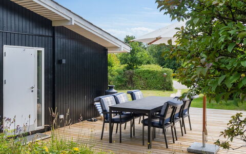 Donco - 600M from the Sea: Végétation, Arbuste, Printemps, Chalet, Jardin, Ombre, Arrière-Cour, Cour, Chaise