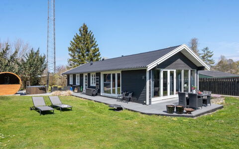 Øllegaard - 1Km from the Sea: Maison, Domicile, Toit, Chalet, Arbuste, Siding, Porte, Jardin, Ferme