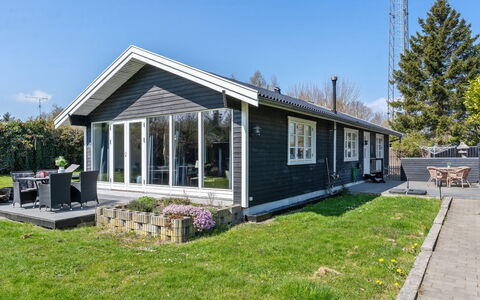Øllegaard - 1Km from the Sea: Maison, Domicile, Toit, Chalet, Arbuste, Siding, Porte, Jardin, Ferme