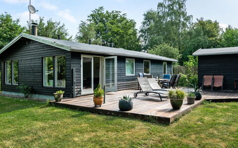 Lucie - 1.5Km from the Sea: Maison, Domicile, Chalet, Toit, Siding, Porte, Couverture De Sol, Jardin, Batiments Jardin, Cour