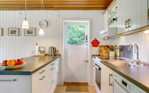 Lucie - 1.5Km from the Sea: Bois, Sol, Design Intérieur, Plafond, Comptoir, Cuisine, Sol, Luminaire, Domicile, Cabinetry