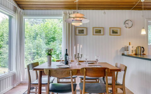 Lucie - 1.5Km from the Sea: Meubles, Design Intérieur, Bois, Sol, Luminaire, Plafond, Salle À Manger, Table Cuisine Et Salle A Manger, Chaise, Table