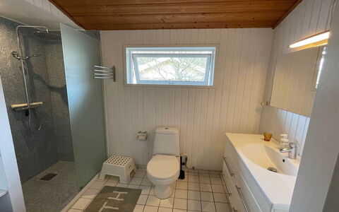 Lucie - 1.5Km from the Sea: Sol, Luminaire Plomberie, Sol, Bois, Salle De Bains, Design Intérieur, Plomberie, Évier, Robinet, Toilette