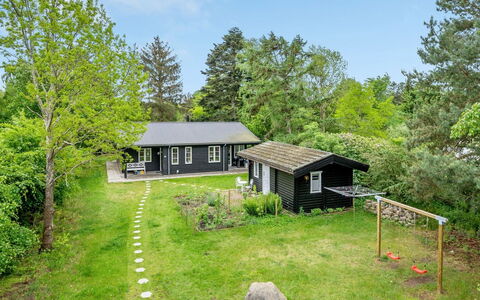 Mariela - 800M from the Sea: Maison, Arbuste, Domicile, Chalet, Toit, Jardin, Pelouse, Biens, Cour, Arrière-Cour