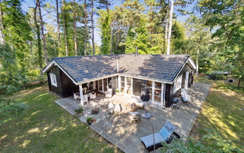 Anar - 900M from the Sea: Maison, Domicile, Chalet, Toit, Siding, Batiments Jardin, Biens, Des Bois, Cabane En Rondins, Arrière-Cour