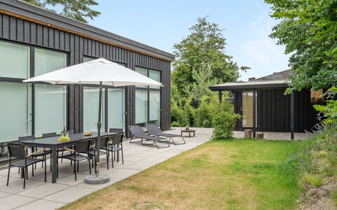 Ebke - 70M from the Sea: Ombre, Jardin, Biens, Pelouse, Cour, Aménagement Paysager, Mobilier De Jardin, Arrière-Cour, Structure En Plein Air, Batiments Jardin
