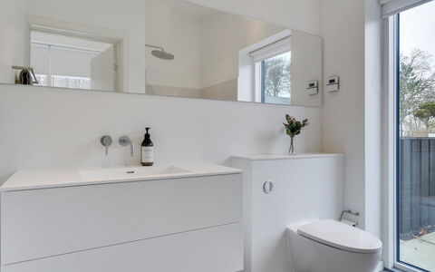Ebke - 70M from the Sea: Salle De Bains, Luminaire Plomberie, Sol, Sol, Design Intérieur, Armoire De Toilette, Robinet, Plomberie, Évier, Lavabo