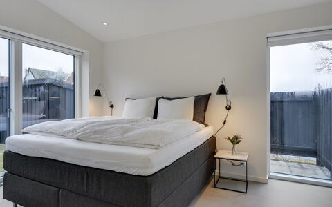 Ebke - 70M from the Sea: Sol, Chambre, Literie, Lit, Daylighting, Throw Pillow, Oreiller, Linge, Gelé, Hôtel