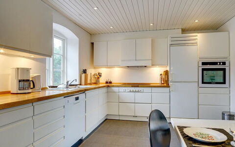 Rebana - 30M from the Sea: Sol, Design Intérieur, Cuisine, Bois, Comptoir, Cabinetry, Plafond, Appareil De Cuisine, Sol, Parquet