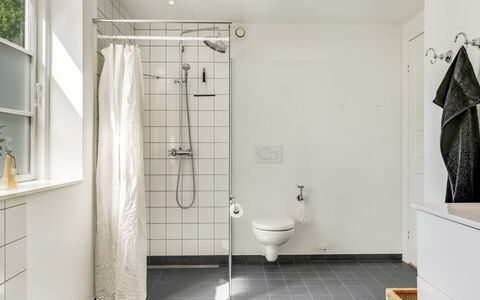 Rebana - 30M from the Sea: Sol, Sol, Mur, Luminaire Plomberie, Design Intérieur, Salle De Bains, Tuile, Plomberie, Composite, Plafond