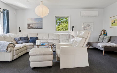 Ømund - 600M to the Fjord: Meubles, Canapé, Design Intérieur, Sol, Sol, Salon, Domicile, Pièce, Éclairage, Appartement