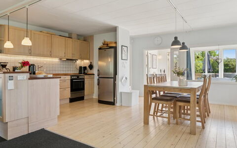 Ømund - 600M to the Fjord: Sol, Meubles, Sol, Design Intérieur, Bois, Plafond, Parquet, Cuisine, Pièce, Revêtement De Sol Stratifié
