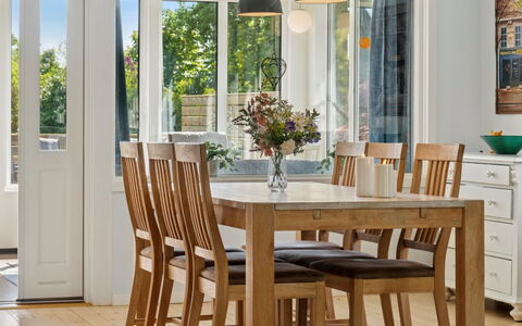 Ømund - 600M to the Fjord: Meubles, Sol, Bois, Sol, Salle À Manger, Design Intérieur, Table Cuisine Et Salle A Manger, Table, Chaise, Tache De Bois